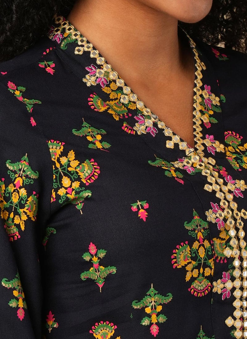 جلو باص بلوزة نسائية بأكمام الجرس وطبعات عرقية باللون الكحلي مع بنطلون - Image 5